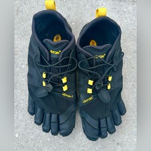 Vibram Women's FiveFingers, V-Trail 2.0 Running Shoe Black Yellow. Gently used.
